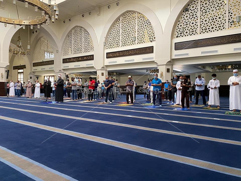 العشرات يؤدون صلاة الظهر بالمسجد الجامع.. والتزام بالكمامات واصطحاب «المصلية»