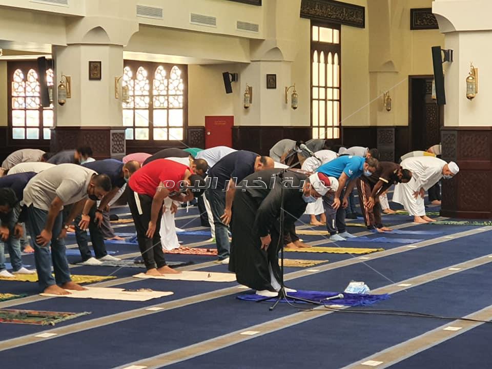العشرات يؤدون صلاة الظهر بالمسجد الجامع.. والتزام بالكمامات واصطحاب «المصلية»