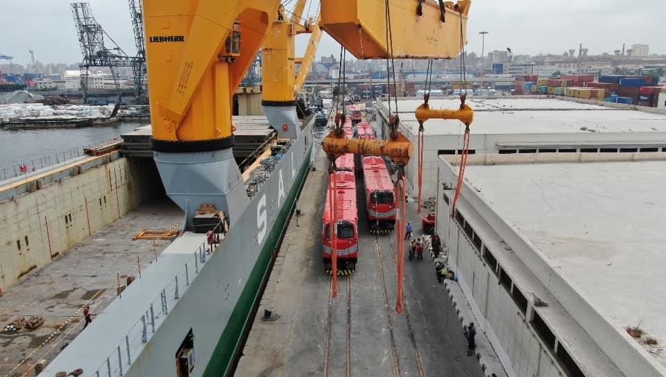 وزير النقل يتابع استكمال أعمال تنزيل 20 جرار سكة حديد جديد بميناء الإسكندرية