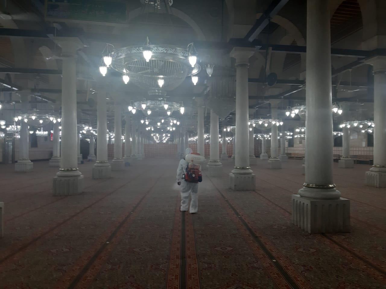  انطلاق أعمال التعقيم بمسجد الإمام الحسين تمهيدا لقرار إعادة الفتح 