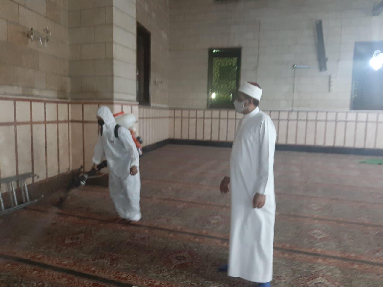  انطلاق أعمال التعقيم بمسجد الإمام الحسين تمهيدا لقرار إعادة الفتح 