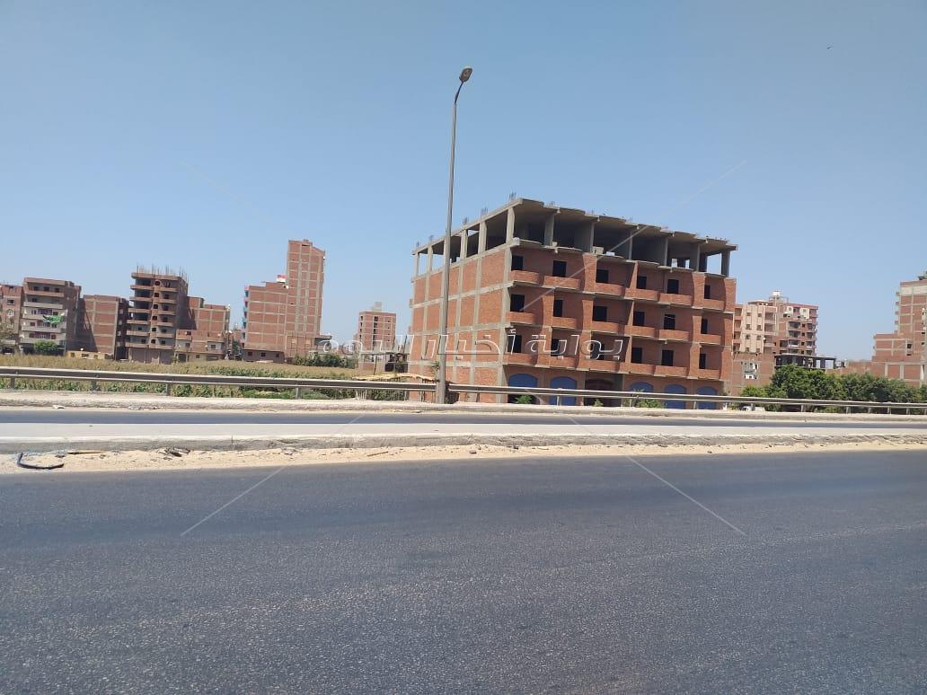 عشرات الأبراج المخالفة قرب مبنى محافظة القليوبية بمنطقة الفيلل في بنها