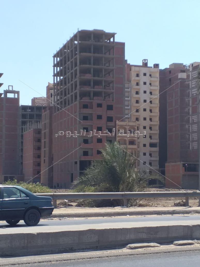 عشرات الأبراج المخالفة قرب مبنى محافظة القليوبية بمنطقة الفيلل في بنها
