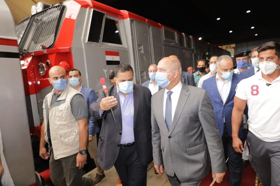 بالصور.. بالزغاريد وعلامات النصر| مواطنون يحتفلون ببدء تشغيل القطارات الجديدة