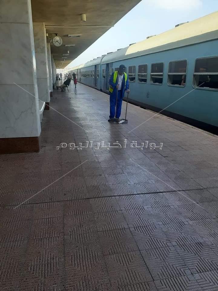في ثاني أيام العيد.. "السكة الحديد" تتفذ حملة نظافة شاملة لمحطات المحافظات