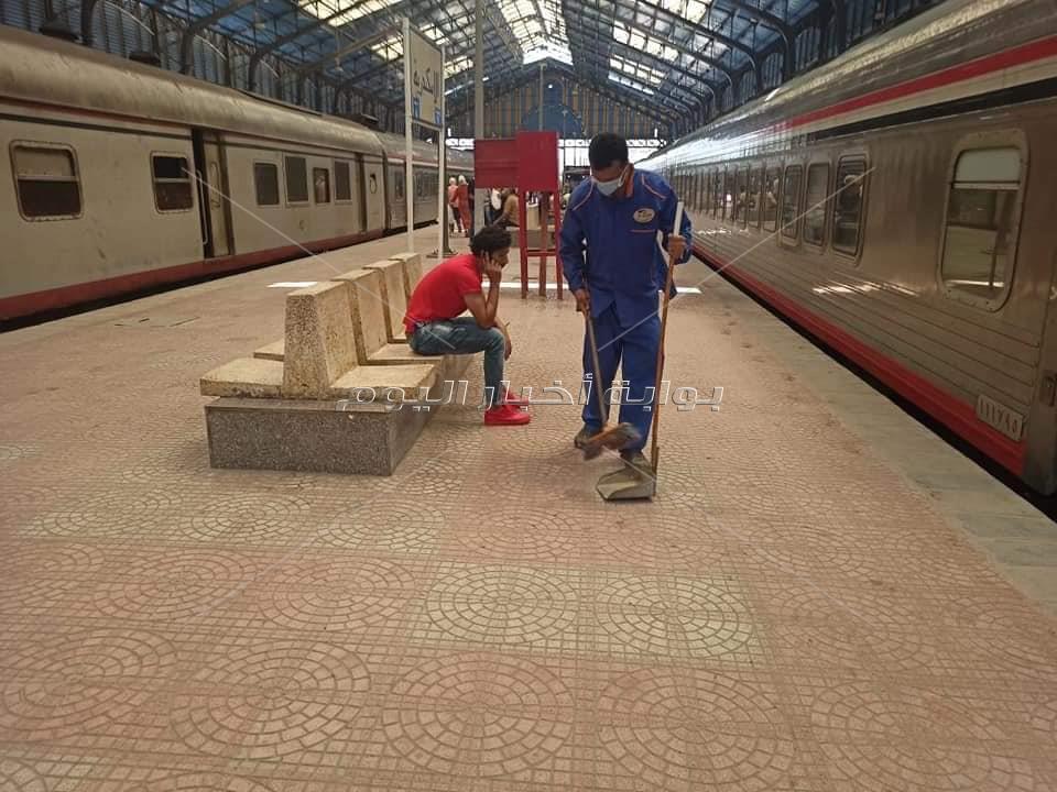 في ثاني أيام العيد.. "السكة الحديد" تتفذ حملة نظافة شاملة لمحطات المحافظات