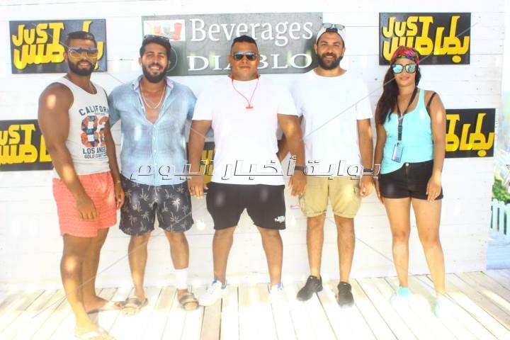 حمو بيكا يلتقط «السيلفي» مع جمهور الساحل