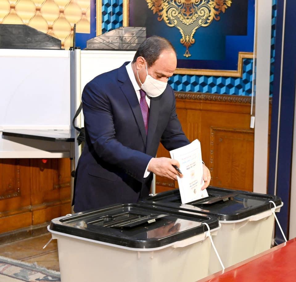 الرئيس السيسي يدلي بصوته في انتخابات مجلس الشيوخ