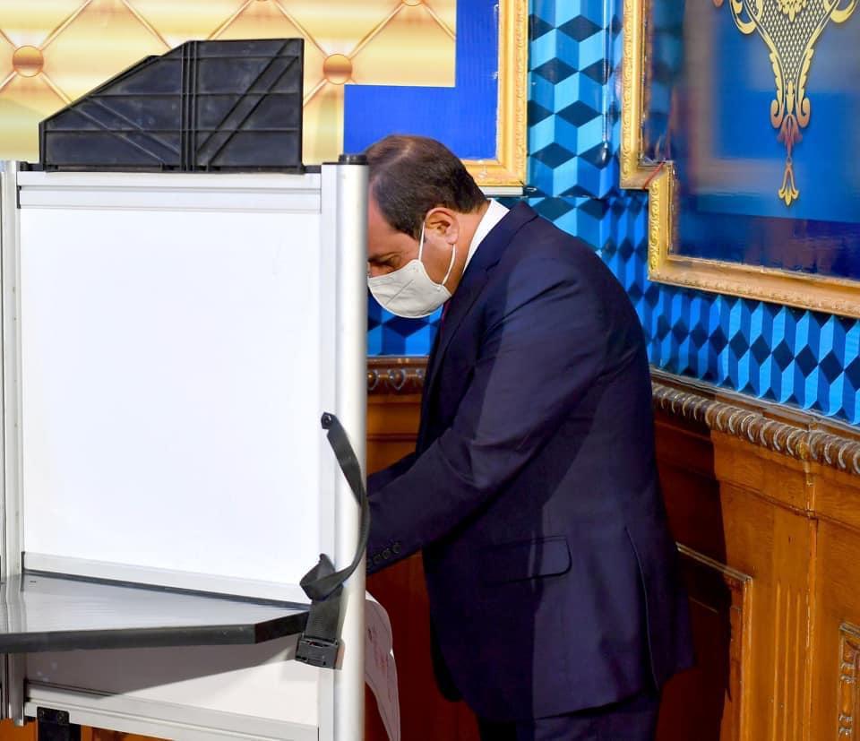 الرئيس السيسي يدلي بصوته في انتخابات مجلس الشيوخ