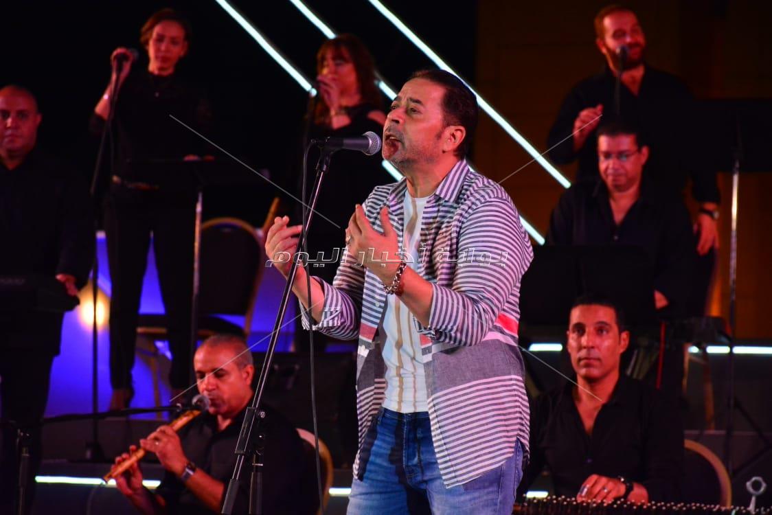 مدحت صالح يُهدي جمهوره أجمل أغانيه في حفل الأوبرا