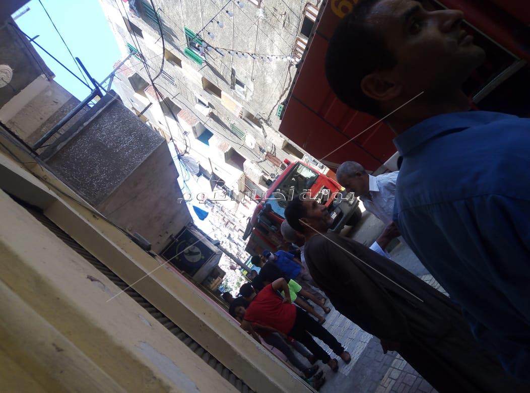 صور| السيطرة على حريق بشقة سكنية في الإسكندرية 