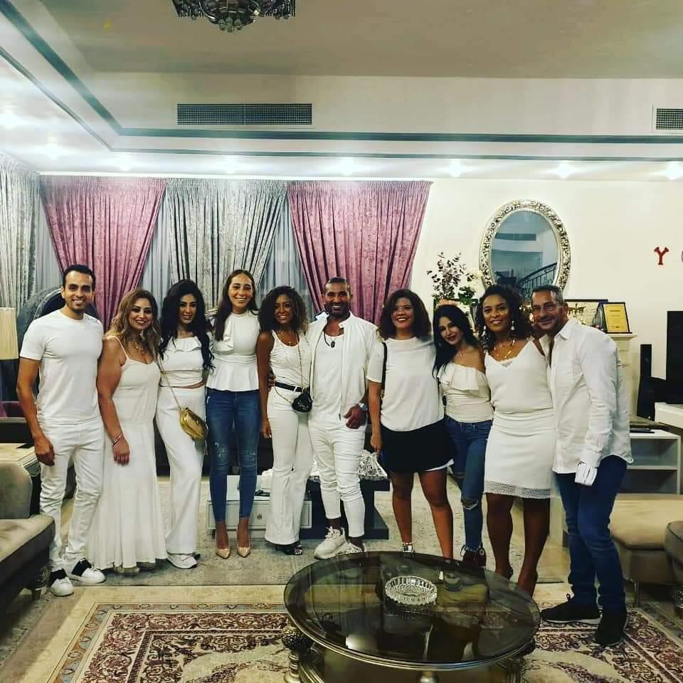 أحمد سعد يحتفل بعيد ميلاده بحضور خطيبه وأصدقائه