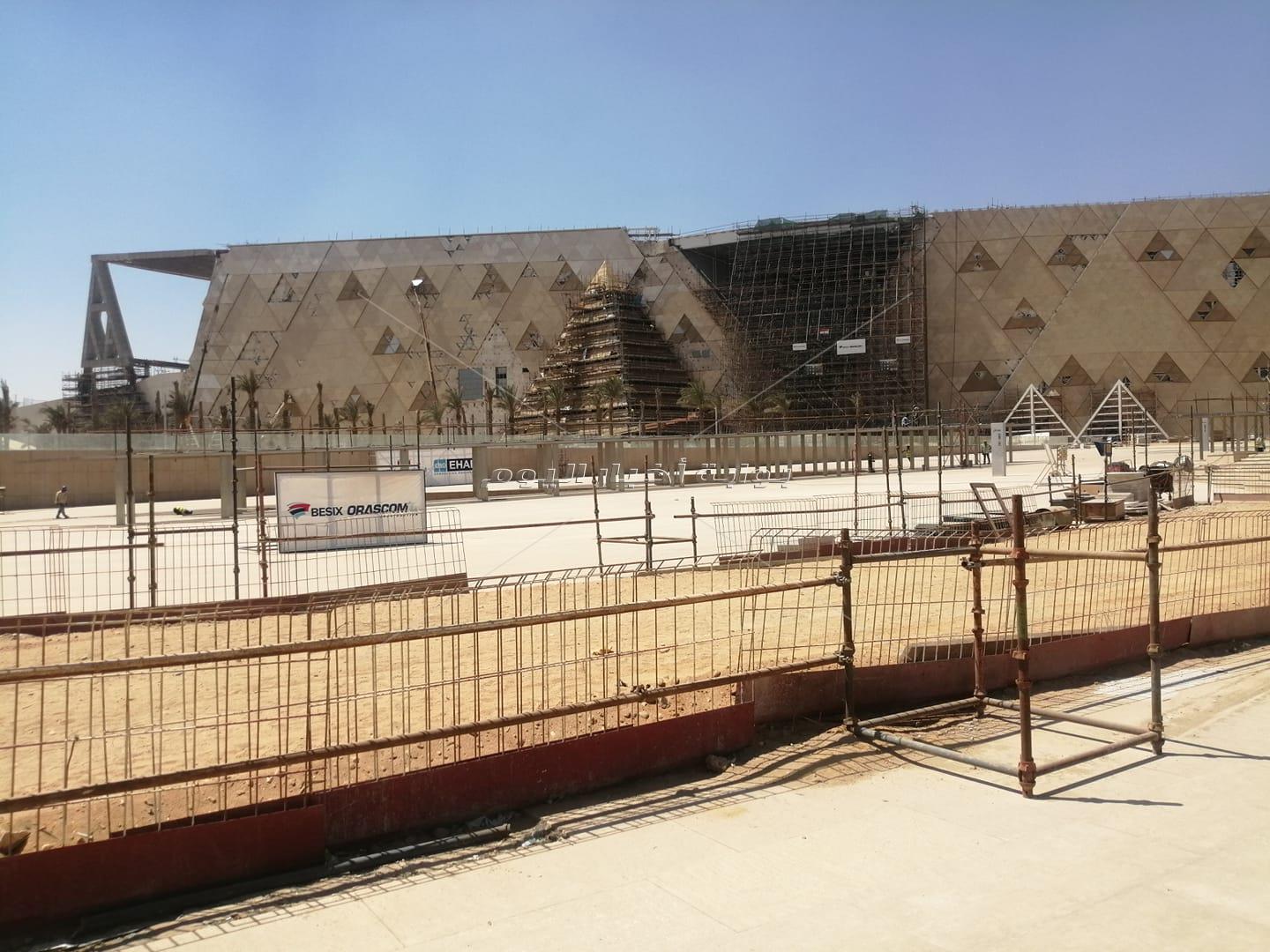 امين عام منظمة السياحة العالمية في جولة داخل المتحف المصري الكبير