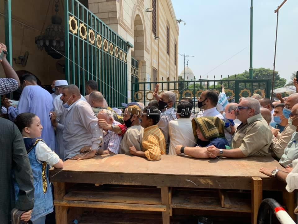 توافد المصلين علي مسجد السيدة نفيسة لأداء أول صلاة جمعة في المساجد