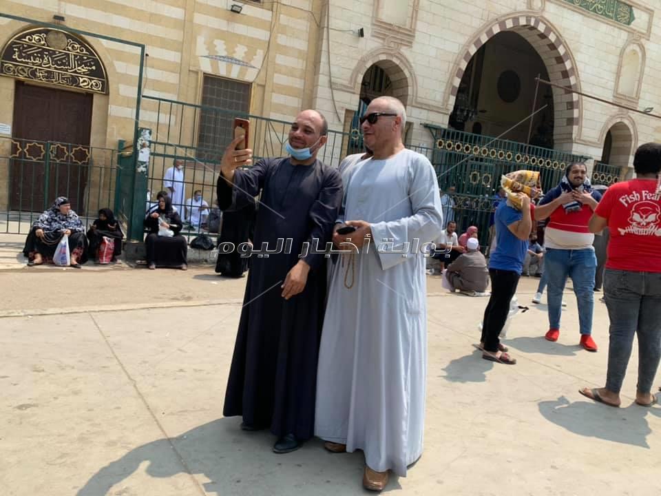 توافد المصلين علي مسجد السيدة نفيسة لأداء أول صلاة جمعة في المساجد
