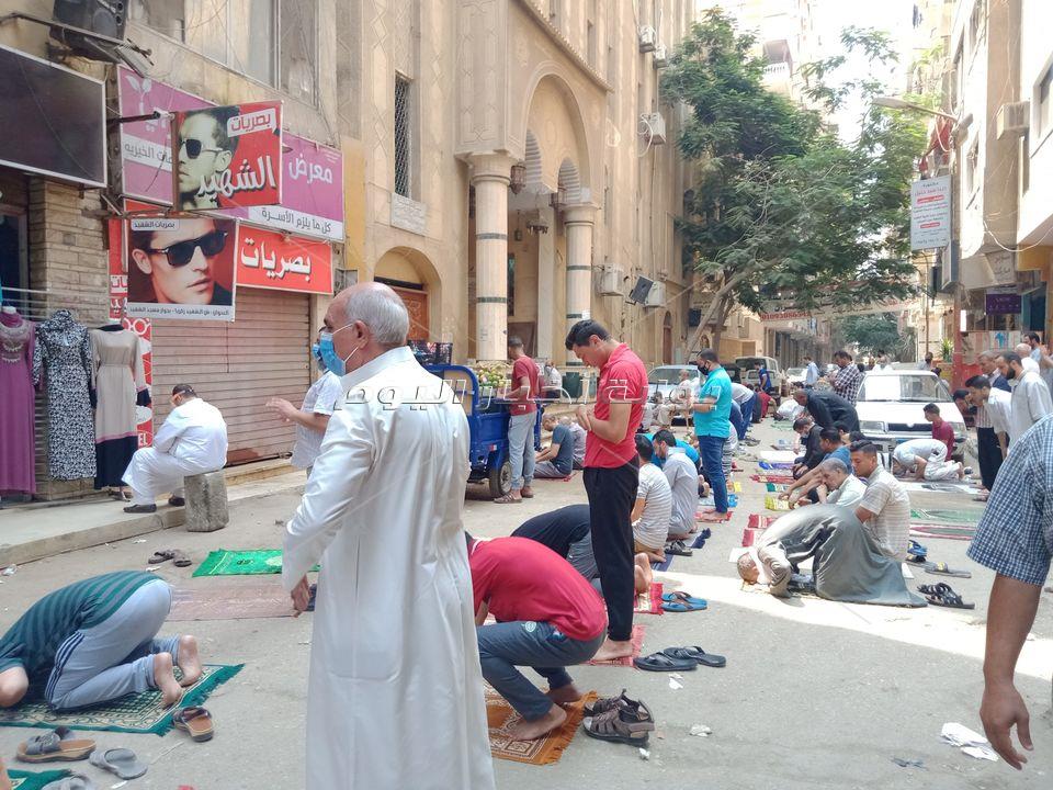 توافد المصلون على مساجد شارع الهرم بأول جمعة في زمن كورونا
