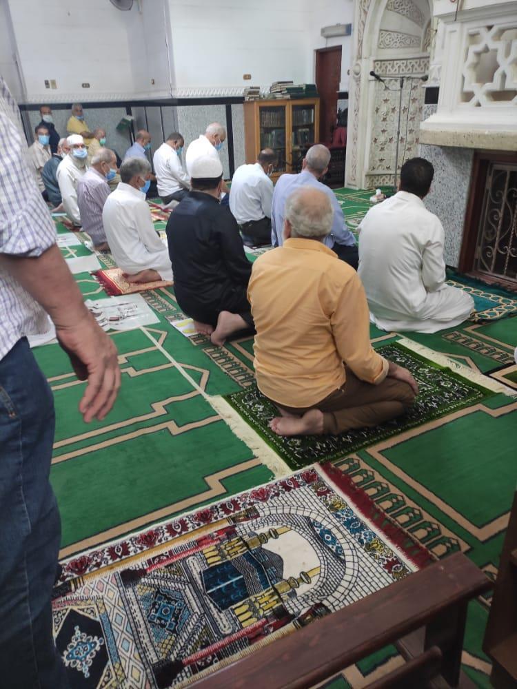 حافظ الجيزة يؤدي صلاة الجمعة بمسجد بالعمرانية