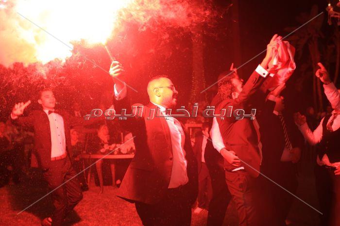 سعد الصغير يُشعل زفاف «كريم وتسنيم» بأعلام الأهلي والشماريخ