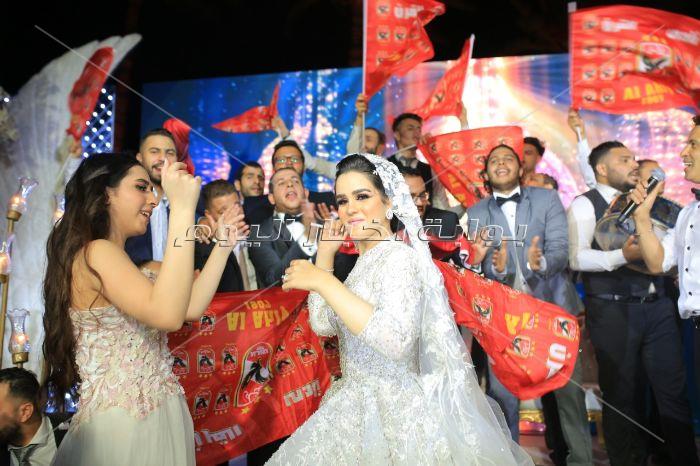 سعد الصغير يُشعل زفاف «كريم وتسنيم» بأعلام الأهلي والشماريخ