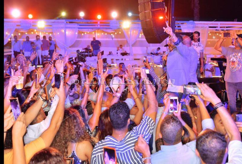 تامر حسني والعسيلي يُشعلان زفاف ياسر الحريري في «الساحل»