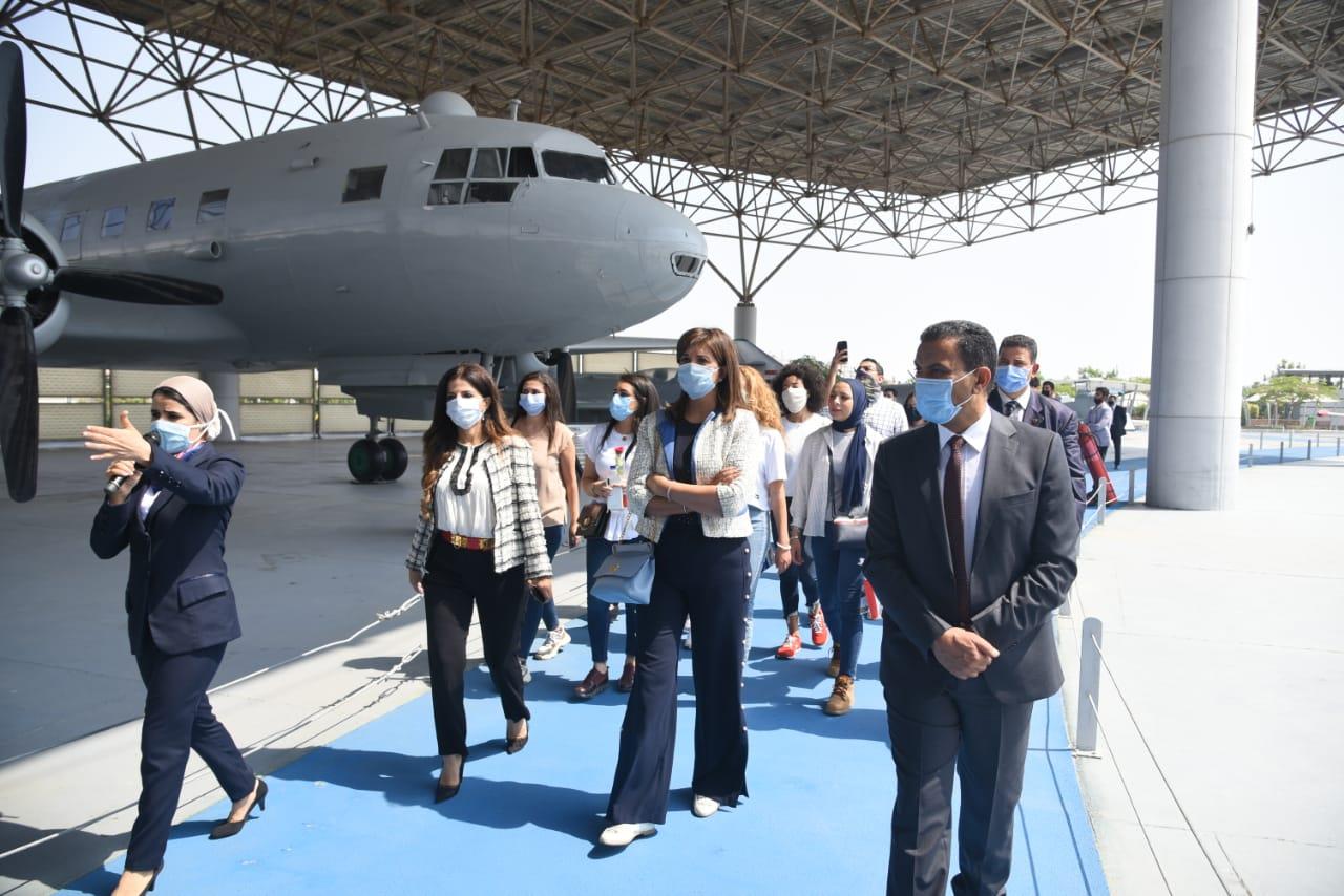 وزارة الهجرة تنظم زيارة لشباب الدارسين بالخارج إلى متحف القوات الجوية