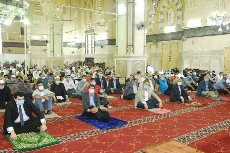 وزير الشباب والرياضة ومحافظ الشرقية يشهدان صلاة الجمعة بمسجد الفتح بالزقازيق