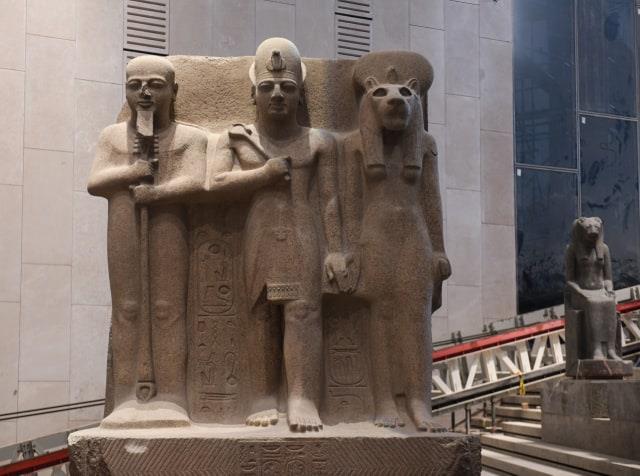 جولة تفقدية لوزير السياحة والآثار بقاعات العرض بالمتحف المصري الكبير|صور