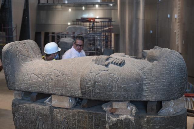 جولة تفقدية لوزير السياحة والآثار بقاعات العرض بالمتحف المصري الكبير|صور