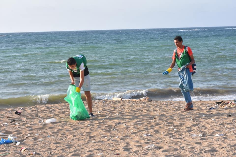  100 شاب وفتاة ينظفون شاطئ الأنفوشي من المخلفات البلاستيكية 