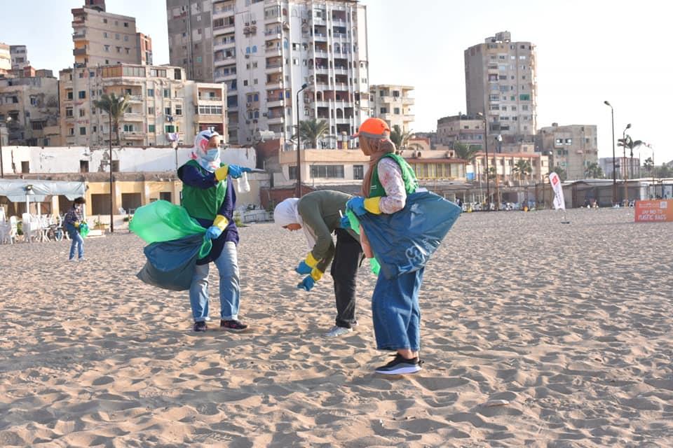  100 شاب وفتاة ينظفون شاطئ الأنفوشي من المخلفات البلاستيكية 