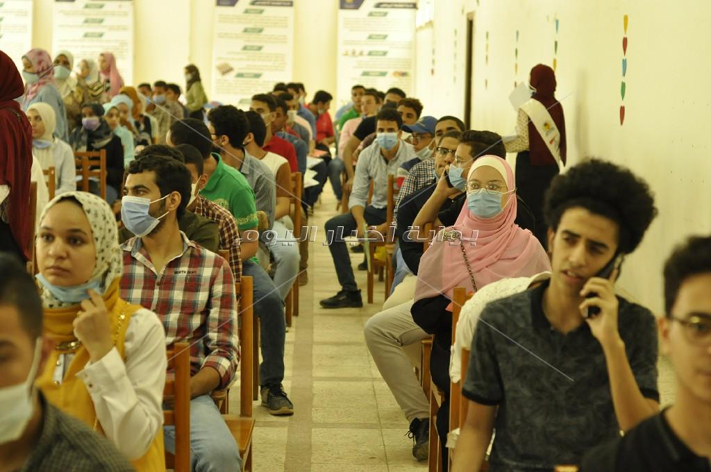 رئيس جامعة المنيا يتابع إجراءات الكشف الطبي للطلاب المستجدين في يومها الأول