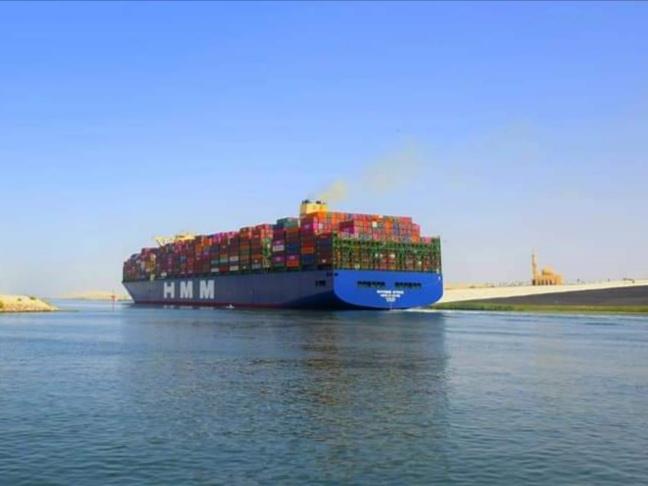 عبور أكبر سفينة حاويات في العالم قناة السويس