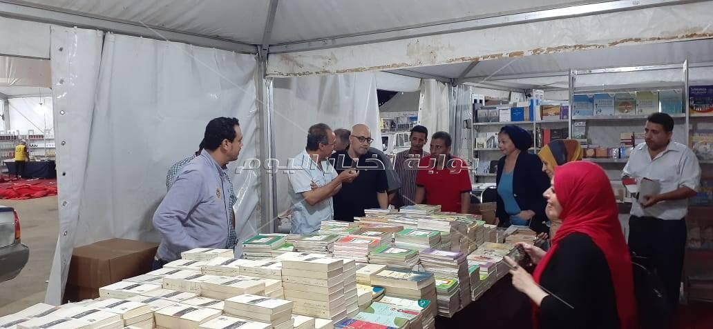 صور| رئيس هيئة الكتاب يتفقد استعدادات معرض الاسكندرية للكتاب
