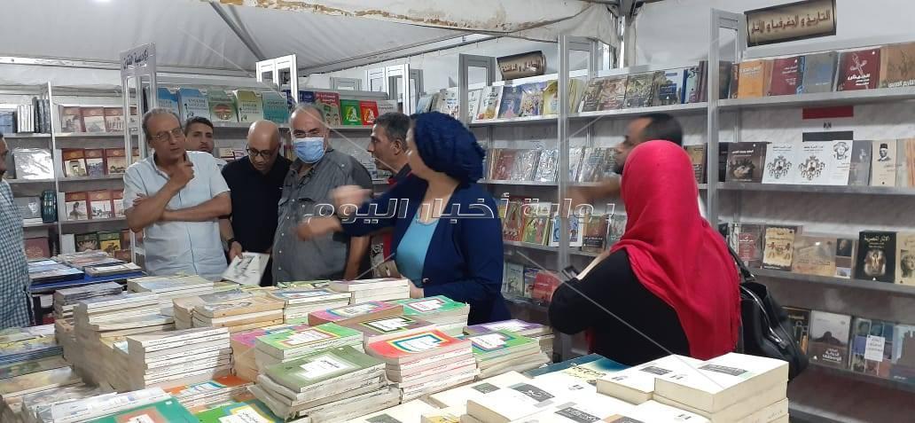 صور| رئيس هيئة الكتاب يتفقد استعدادات معرض الاسكندرية للكتاب