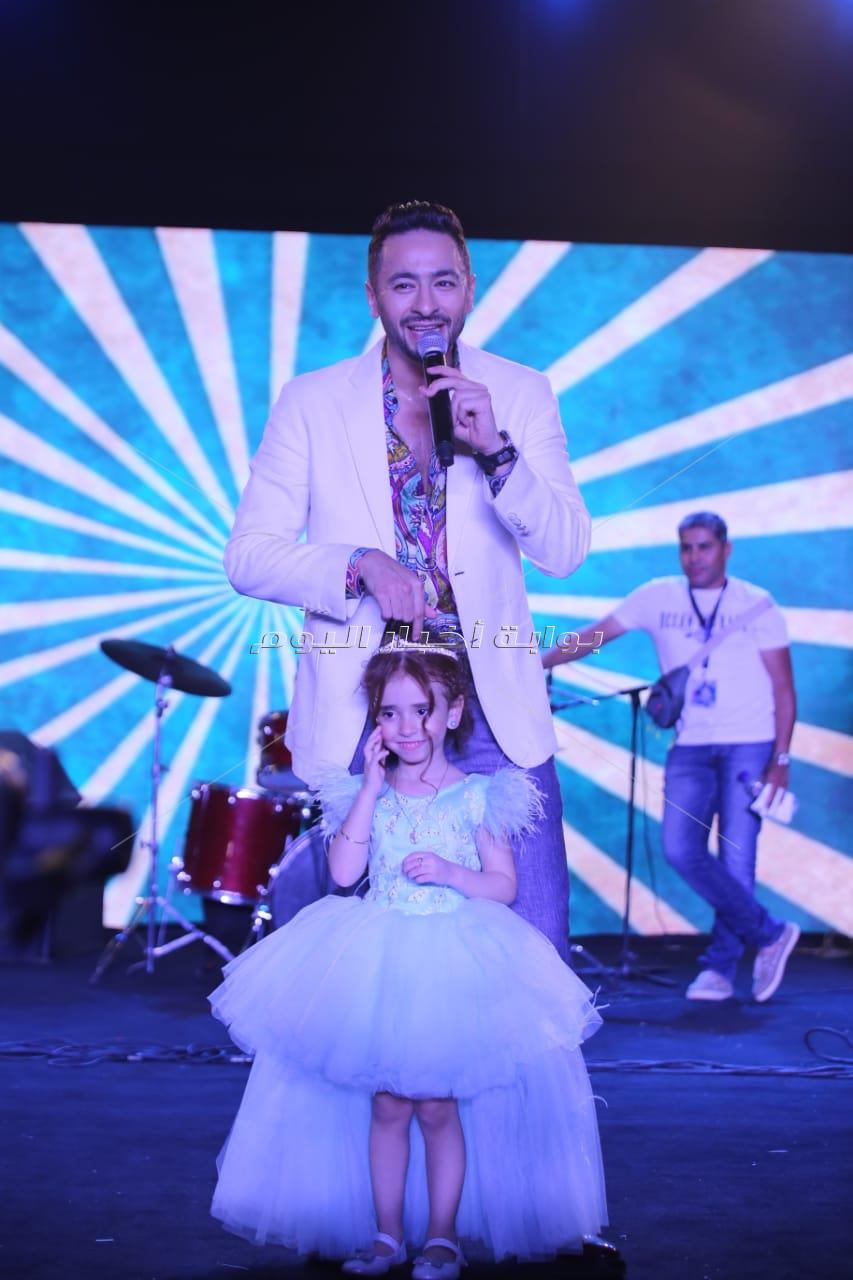 حمادة هلال يرقص مع الاطفال في حفل ملكات وملوك الاطفال بالزمالك
