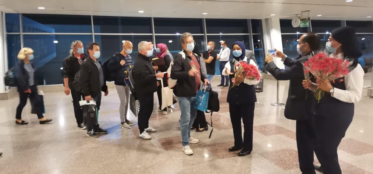 مطار الغردقة يستقبل 3 رحلات أوروبية ووصول أول فوج سياحي فرنسي إلى مرسى علم