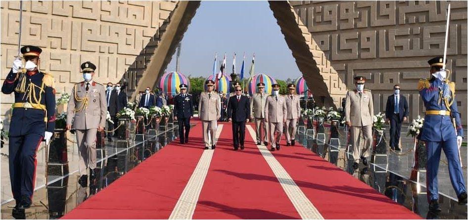 الرئيس يضع أكاليل الزهور على النصب التذكارى لشهداء القوات المسلحة بمدينة نصر