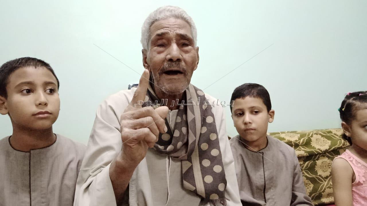 بطل اكتوبر يحتفل بالنصر مع أحفاده "مصر عظيمة ومحروسة ليوم الدين"