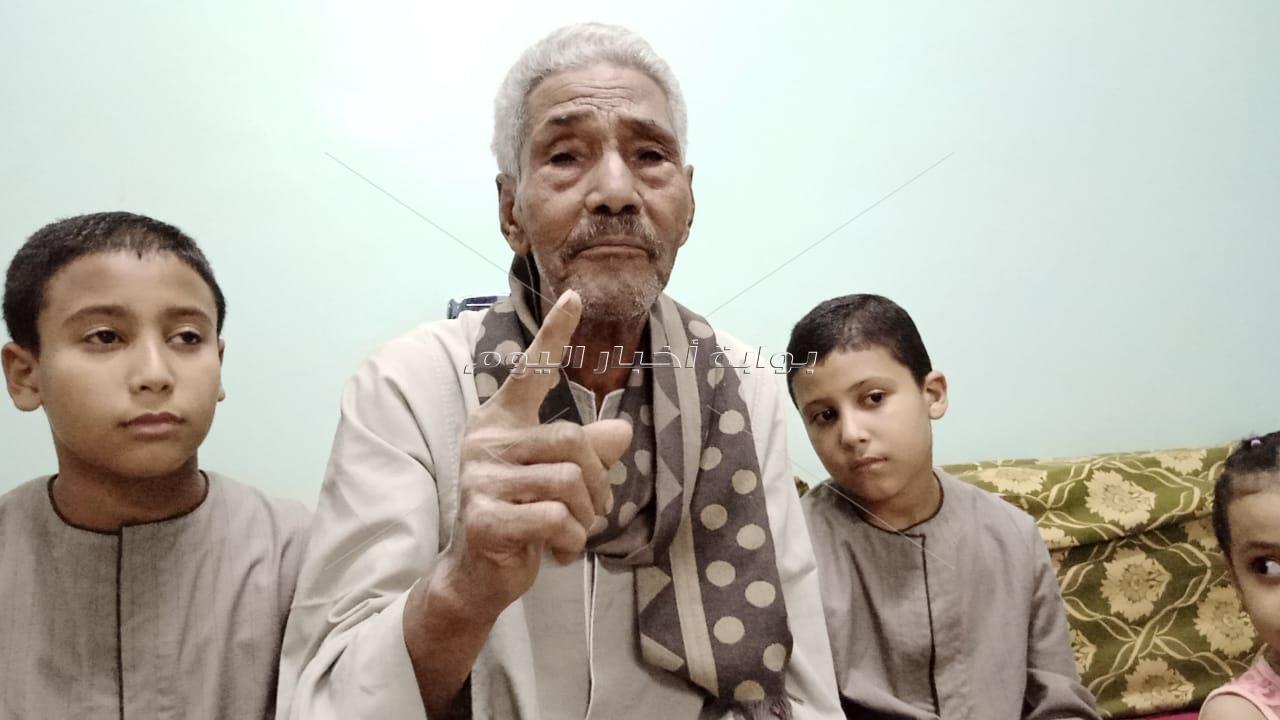 بطل اكتوبر يحتفل بالنصر مع أحفاده "مصر عظيمة ومحروسة ليوم الدين"