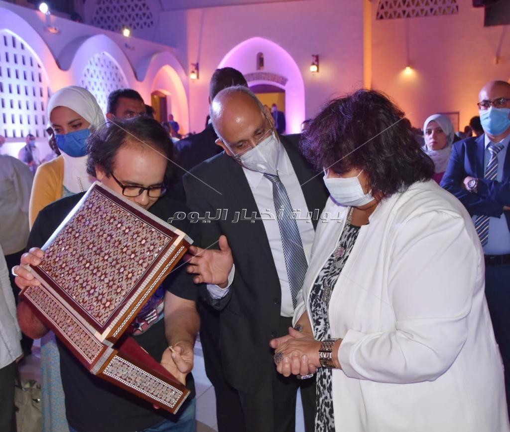 وزيرة الثقافة تُسلم شهادات تخريج الدفعة الأولى للدراسين بمبادرة "صنايعية مصر" 