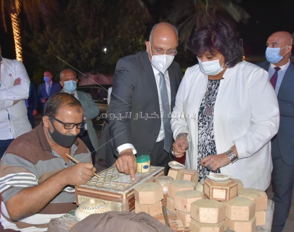 وزيرة الثقافة تُسلم شهادات تخريج الدفعة الأولى للدراسين بمبادرة "صنايعية مصر" 