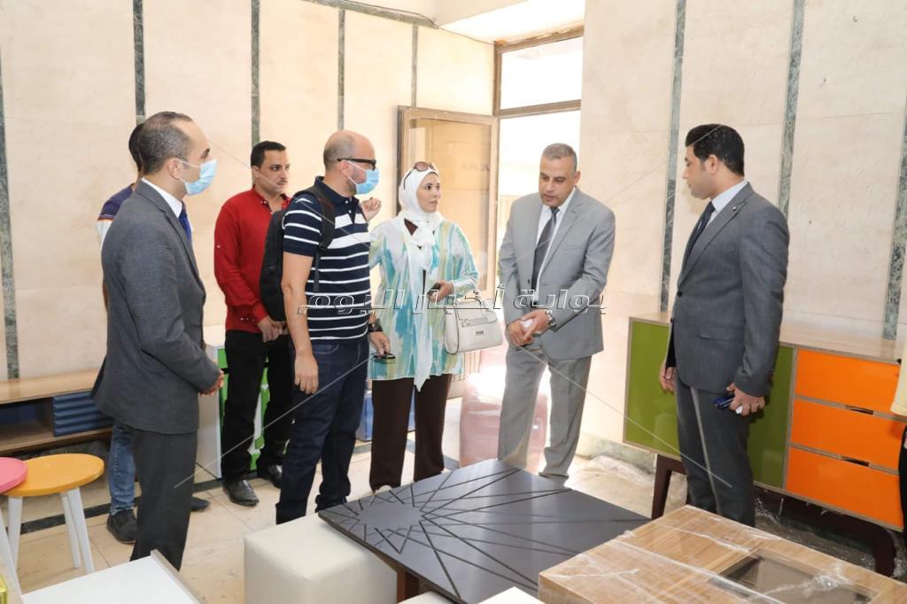 محافظ سوهاج يتفقد منتجات الأثاث والتلي والنسيج المشاركة في معرض "تراثنا " بالقاهرة 