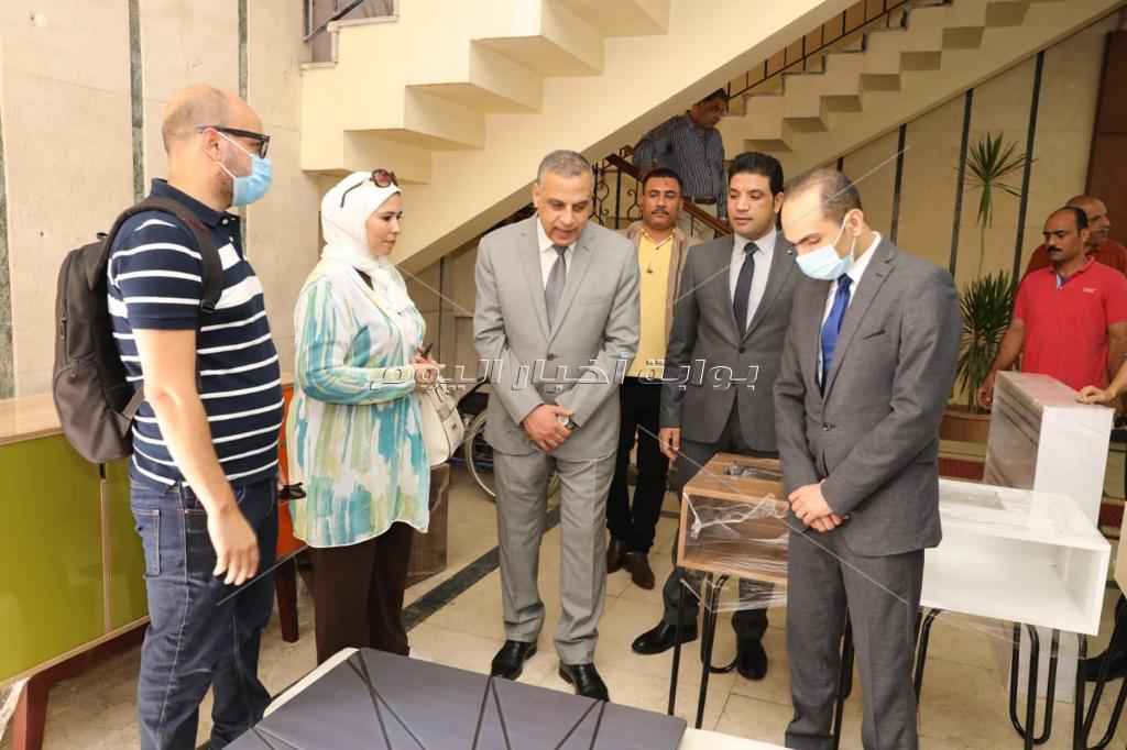 محافظ سوهاج يتفقد منتجات الأثاث والتلي والنسيج المشاركة في معرض "تراثنا " بالقاهرة 