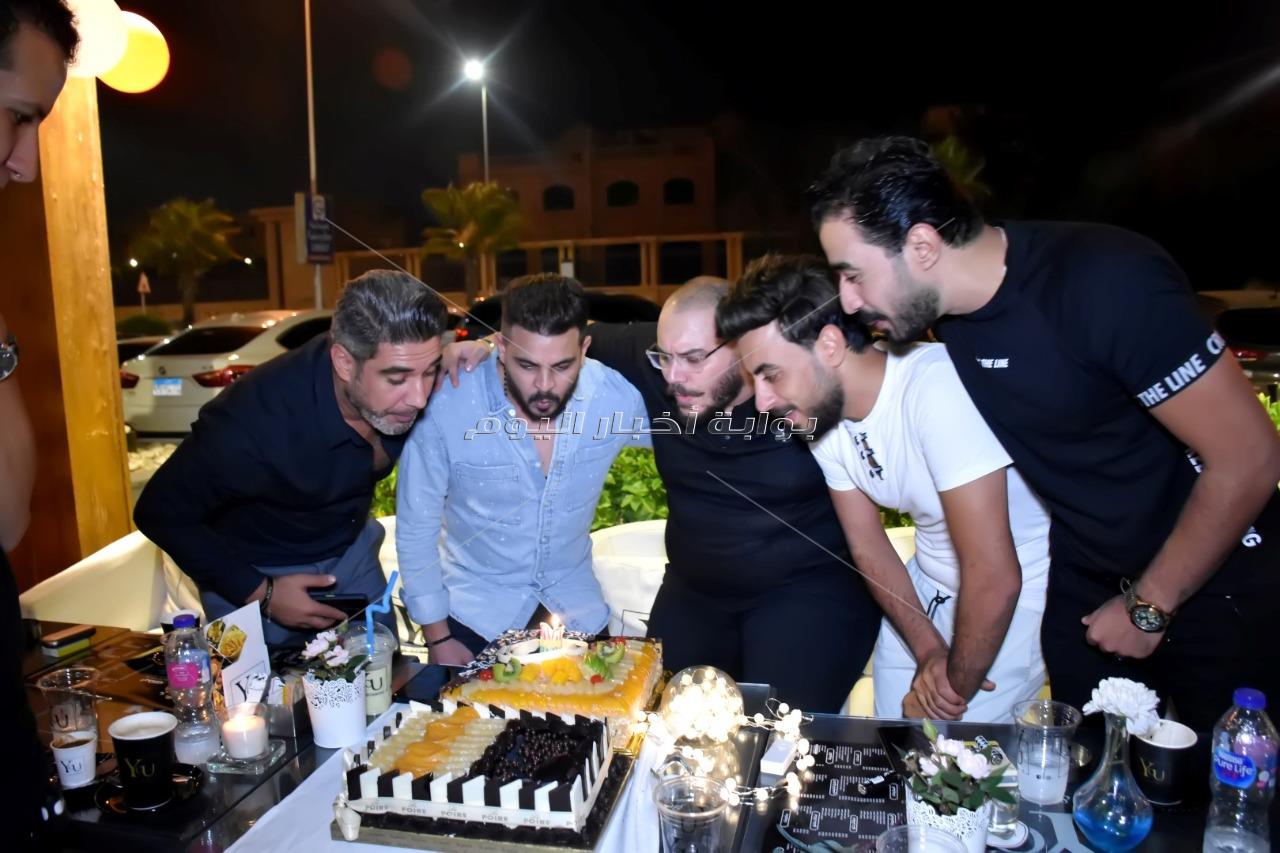 محمد رشاد يحتفل بعيد ميلاده وسط أصدقائه