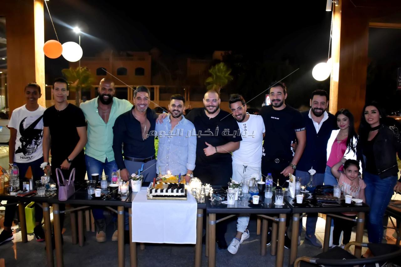 محمد رشاد يحتفل بعيد ميلاده وسط أصدقائه