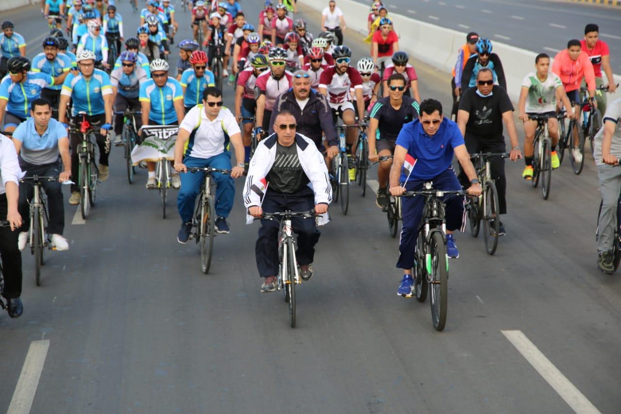 وزير الرياضة يقود ماراثون للدراجات الهوائية بالإسكندرية