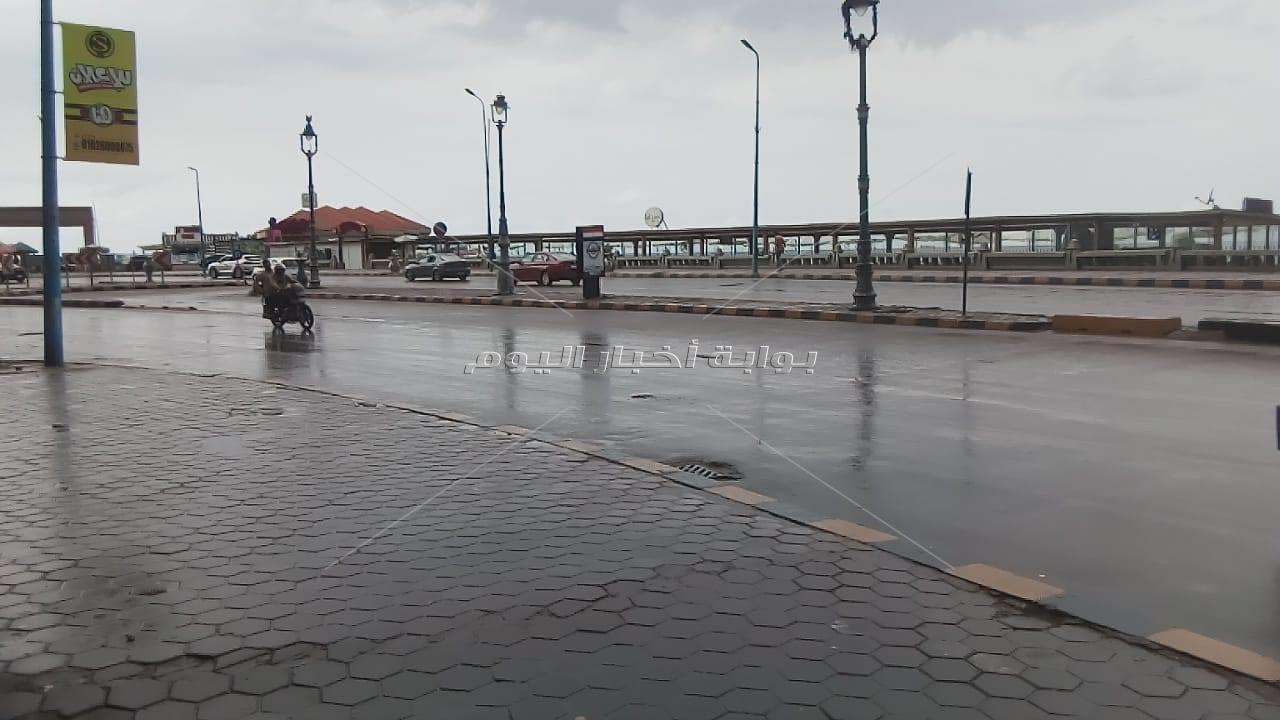  أمطار متوسطة على الإسكندرية.. وطوارئ بالصرف الصحي 