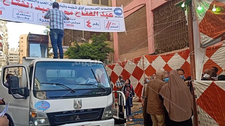 إزالة لافتات دعاية مخالفة أمام لجنة انتخابية في الإسكندرية