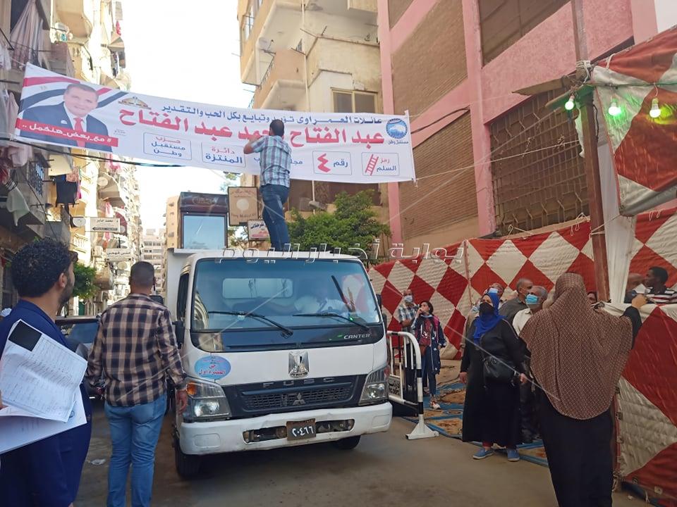إزالة لافتات دعاية مخالفة أمام لجنة انتخابية في الإسكندرية