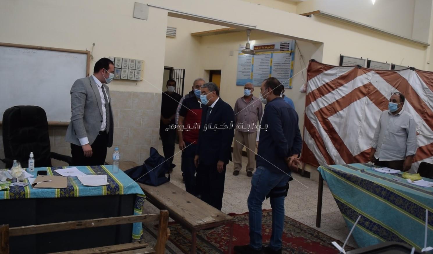 بالصور :محافظ المنيا يتابع انتظام التصويت بعدد من لجان انتخابات مجلس النواب
